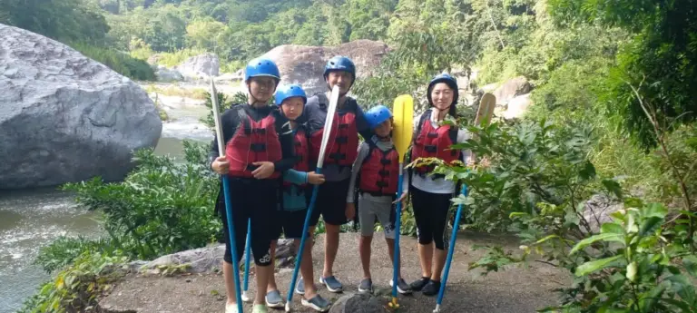 A Guacamayos rafting crew on the Cangrejal
